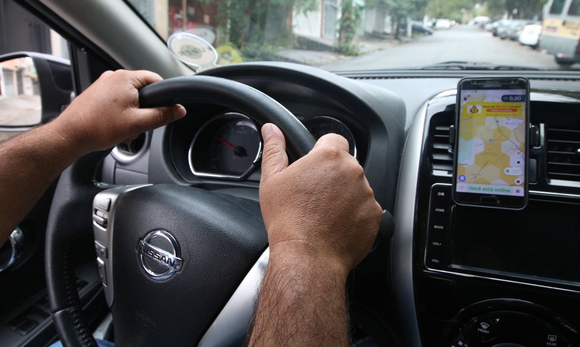 Governo quer colocar na mesa até setembro proposta de regulamentação de trabalho via Uber e iFood
