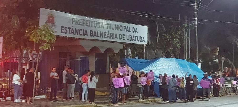 Moradores acampam em frente à Prefeitura de Ubatuba