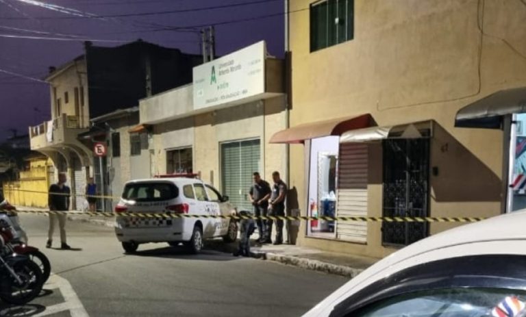 Jovem é executado a tiros à luz do dia no Vale; polícia procura três homens em um carro