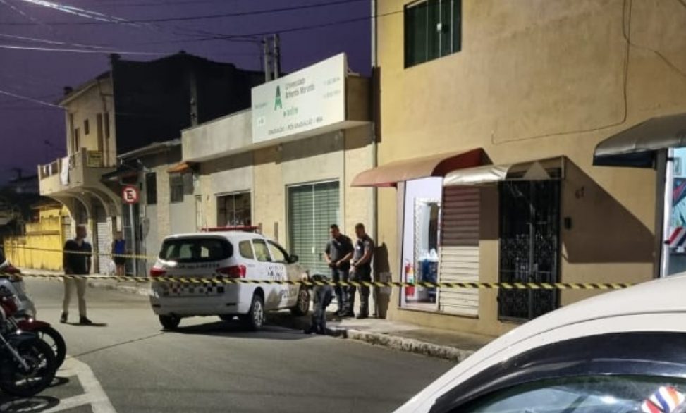 Jovem é executado a tiros à luz do dia no Vale; polícia procura três homens em um carro
