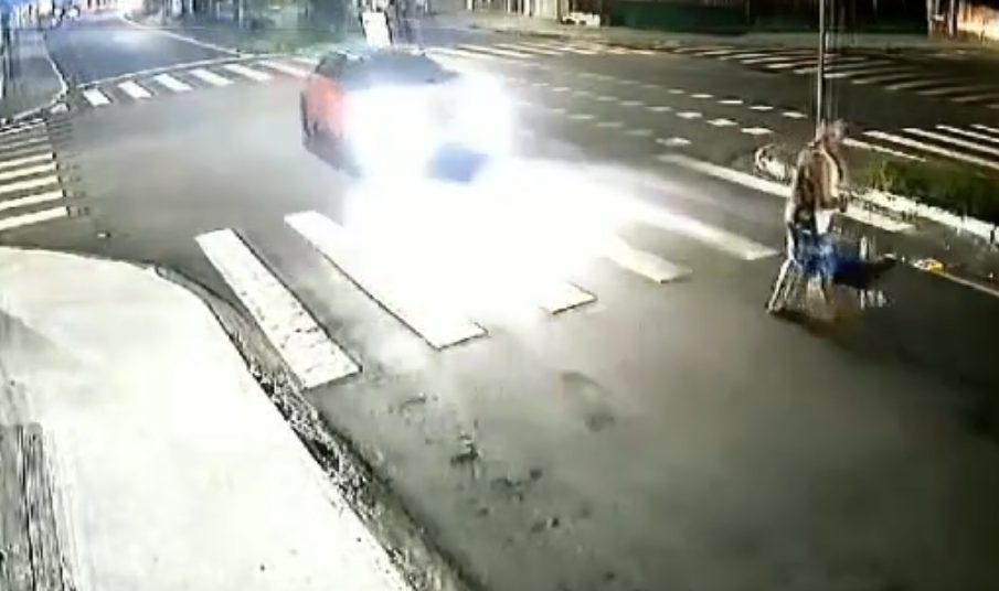 VÍDEO: Idoso, de 76 anos, é atropelado por carro enquanto atravessa a rua em Taubaté