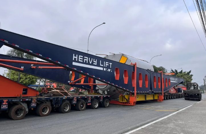 Carreta de grande porte tem pane e interdita o trânsito em rodovia de Taubaté