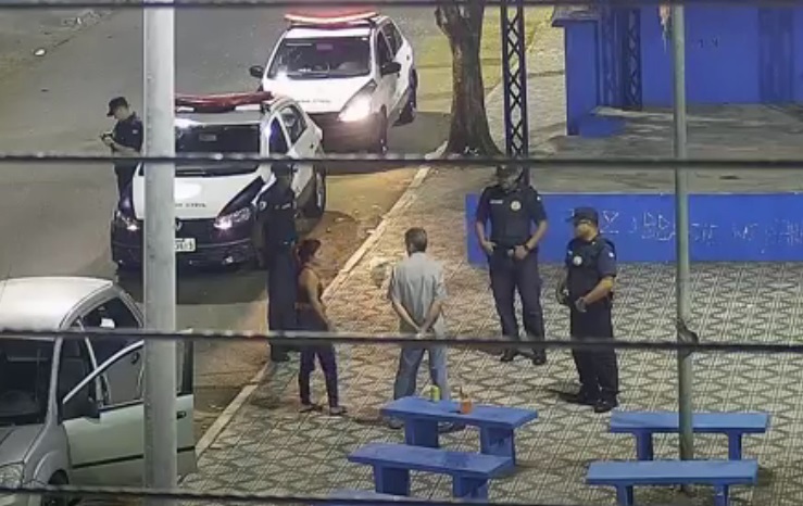 Câmeras flagram homem agredindo mulher em praça de Taubaté