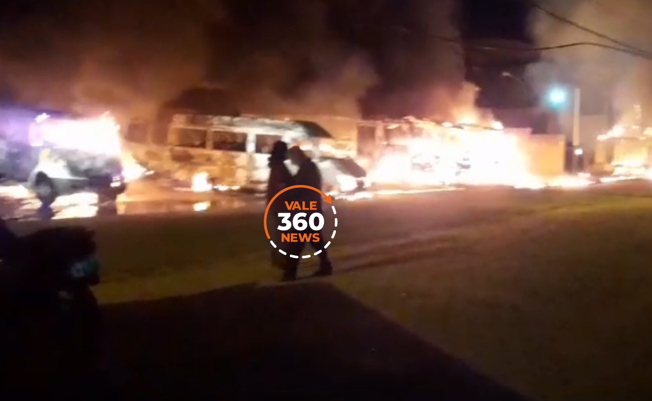 Incêndio de grandes proporções atinge 12 veículos em estacionamento da Prefeitura de Redenção da Serra