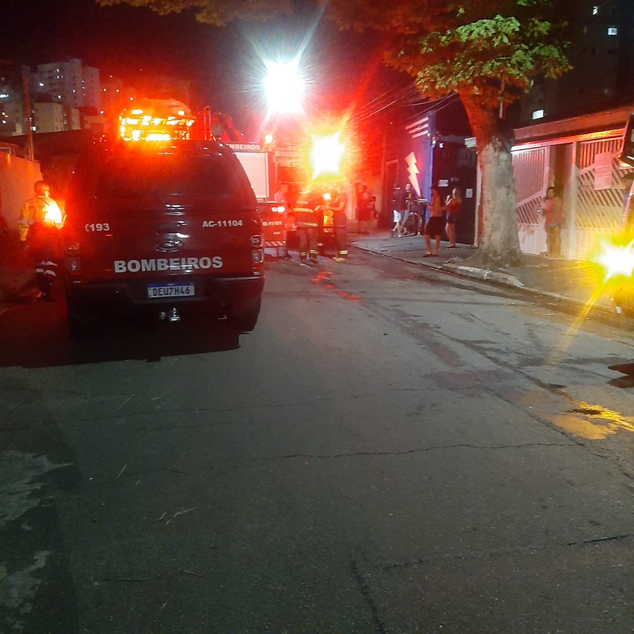 Incêndio deixa sete veículos queimados em oficina mecânica de São José dos Campos