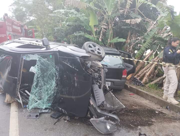 Carros batem de frente, bebê morre e quatro ficam gravemente feridos na Rio-Santos, em Ubatuba