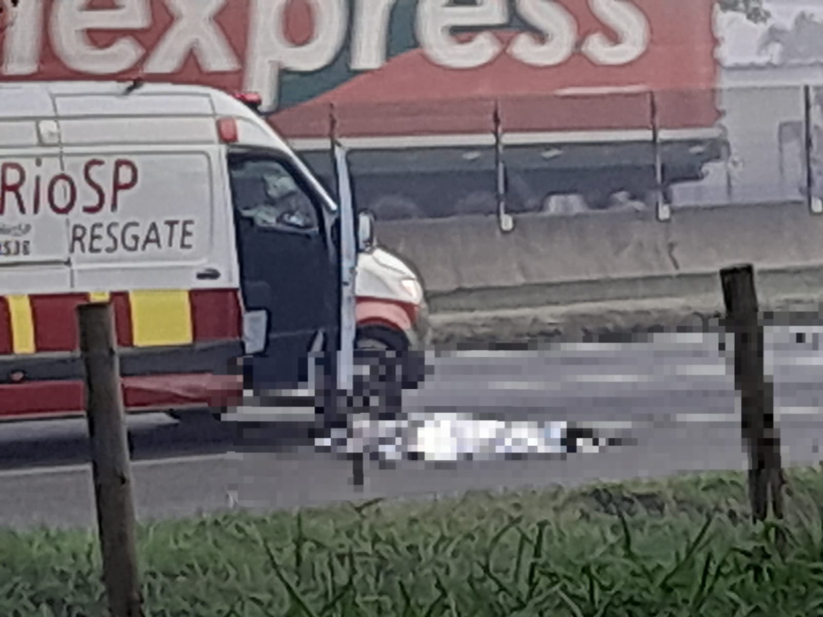 Jovem, de 18 anos, é atropelado e morre na Via Dutra em São José dos Campos. Motorista foge