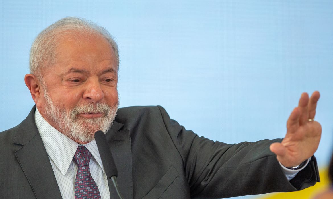 Governo Lula é aprovado por 38% e reprovado por 31%, aponta DataFolha