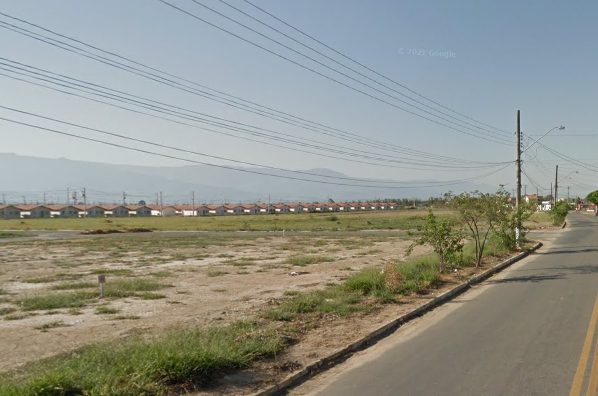 Homem não identificado é encontrado morto em terreno baldio em Pinda