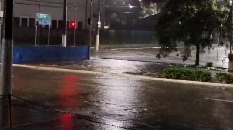 Chuva coloca cidades do Vale do Paraíba em atenção