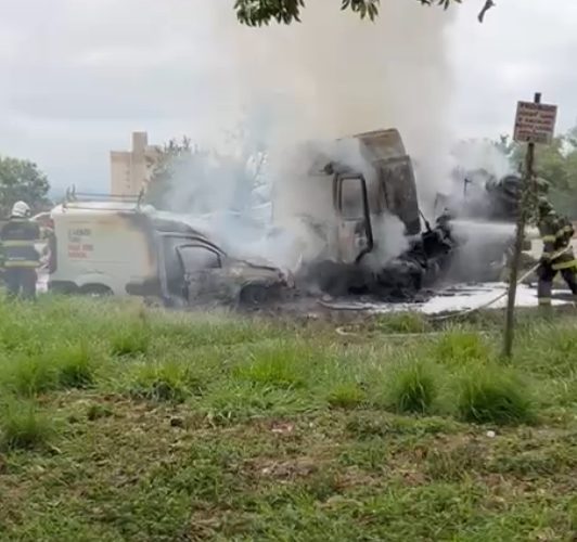 VÍDEO: Carreta e carro pegam fogo na Via Dutra, em Taubaté, após colisão