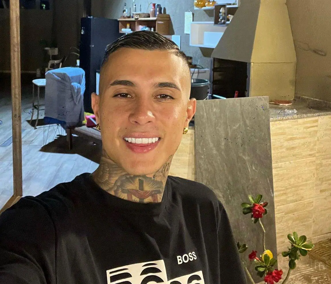 MC Paiva se envolve em pancadaria, arrasta carro e quebra portão em São José dos Campos