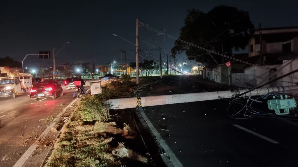 Motorista se acidenta, derruba poste em São José dos Campos e moradores ficam sem energia