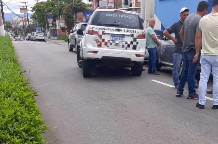 Viatura da PM faz "strike" em carros estacionados na entrada de Caçapava