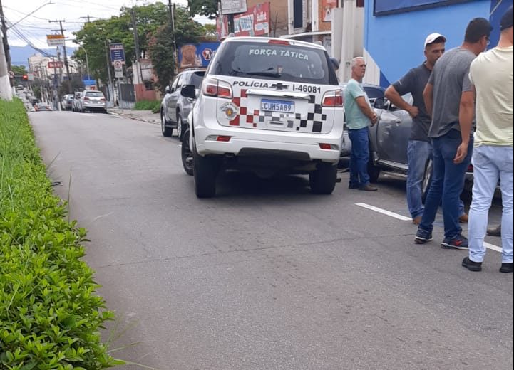 Viatura da PM faz "strike" em carros estacionados na entrada de Caçapava