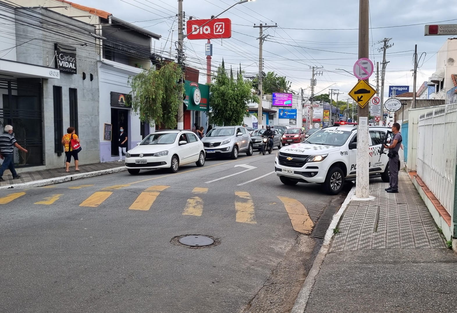 Homem agride PM com tesoura em Caçapava