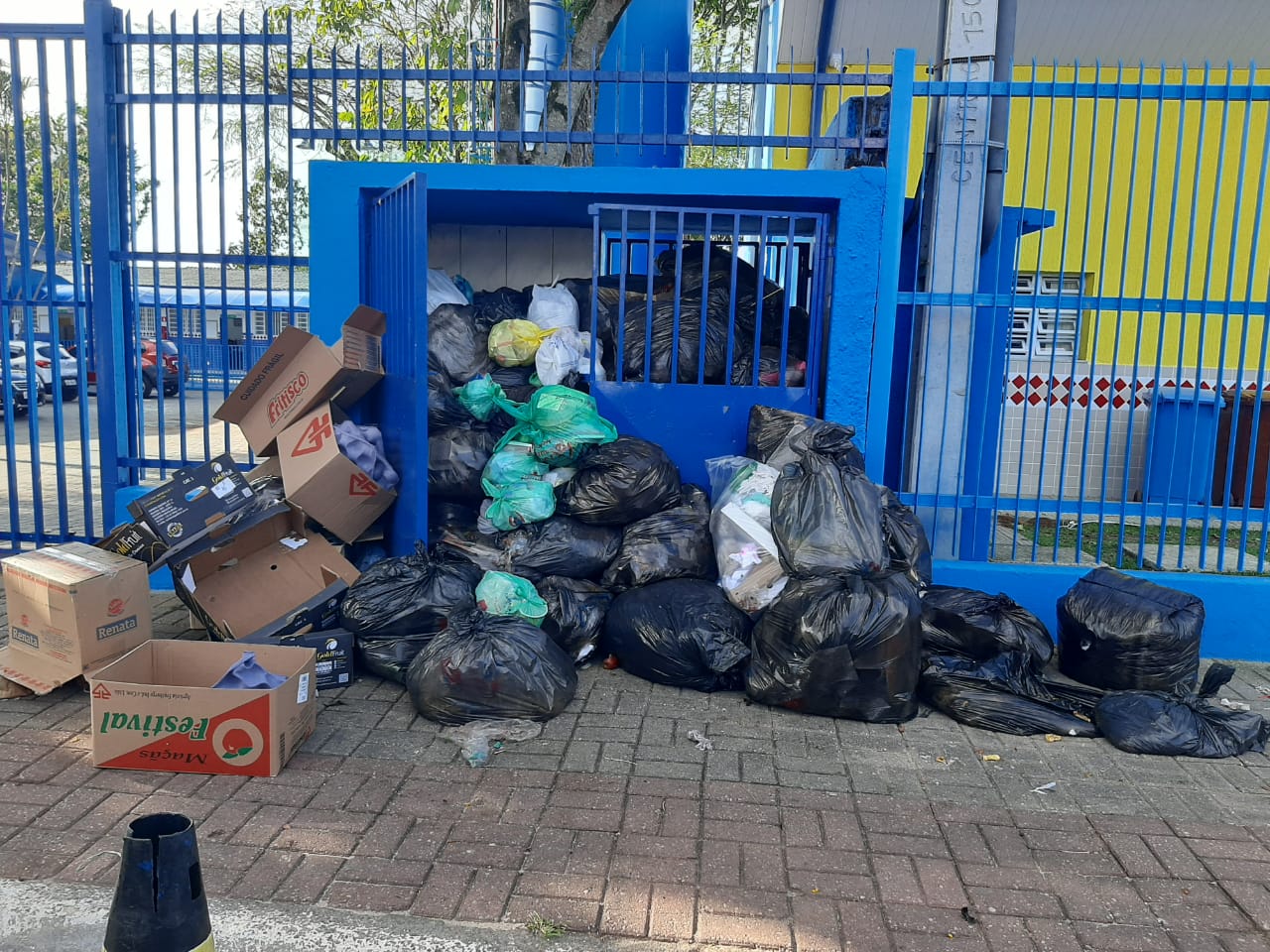 Moradores reclamam de muito lixo em ruas de bairros em São José dos Campos