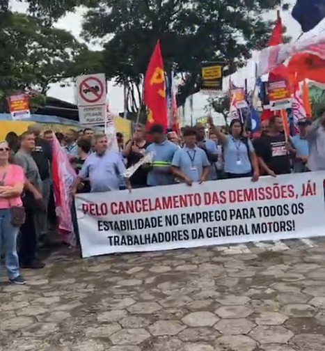 Ato contra demissões na GM leva centenas de trabalhadores demitidos às ruas de São José dos Campos