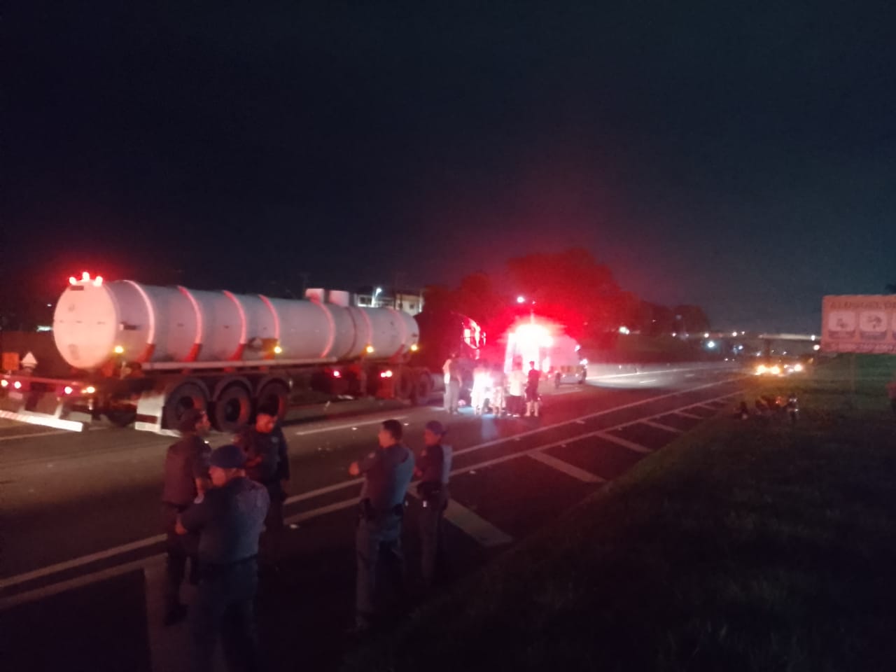 Três acidentes, em Taubaté e São José dos Campos, deixam quatro feridos na Via Dutra