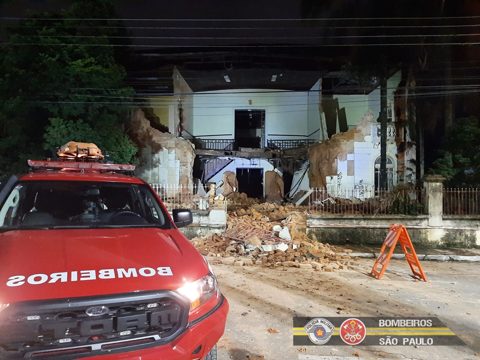 Fachada do antigo prédio da Prefeitura de Guaratinguetá desaba