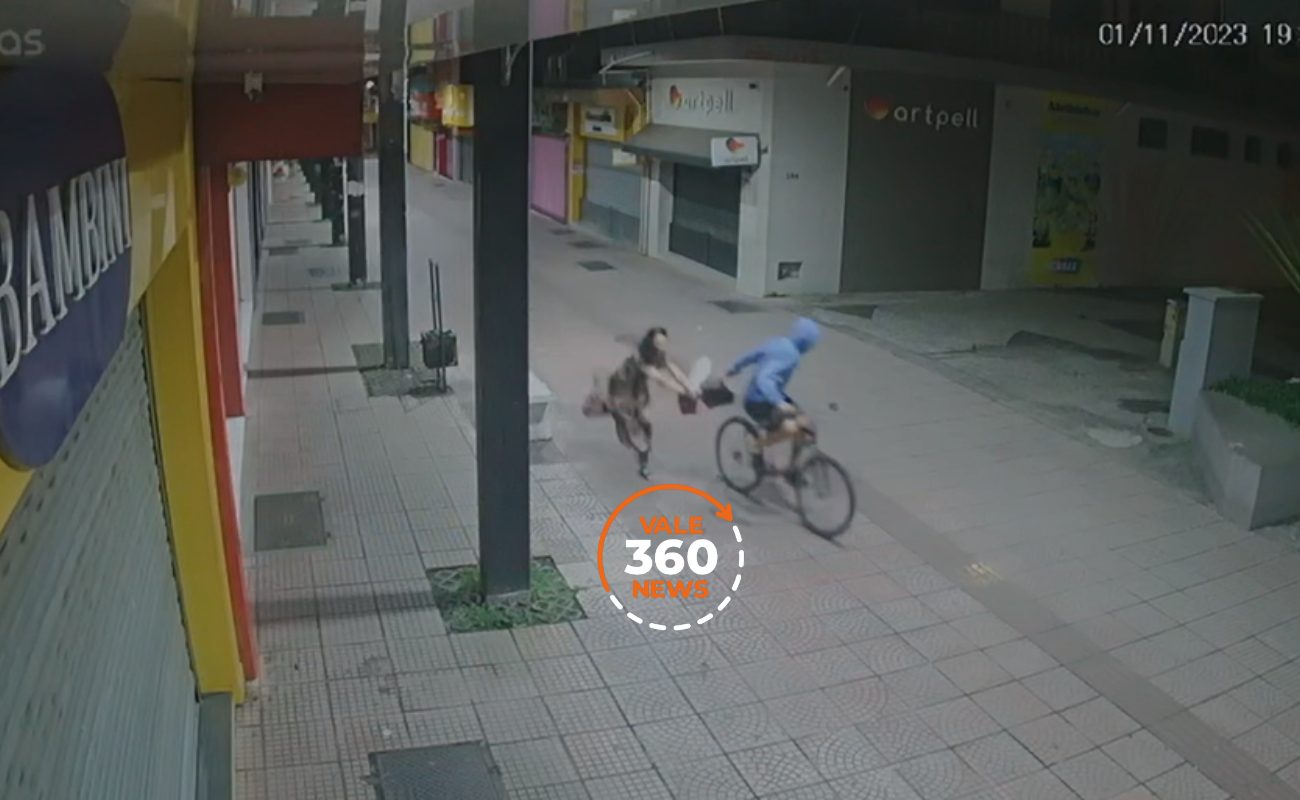 Flagrante: Mulher é roubada por ciclista no calçadão em Caçapava