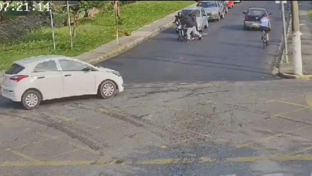 VÍDEO: Assista à flagrante de roubo a motociclista em Pinda. Bandidos foram identificados e moto recuperada