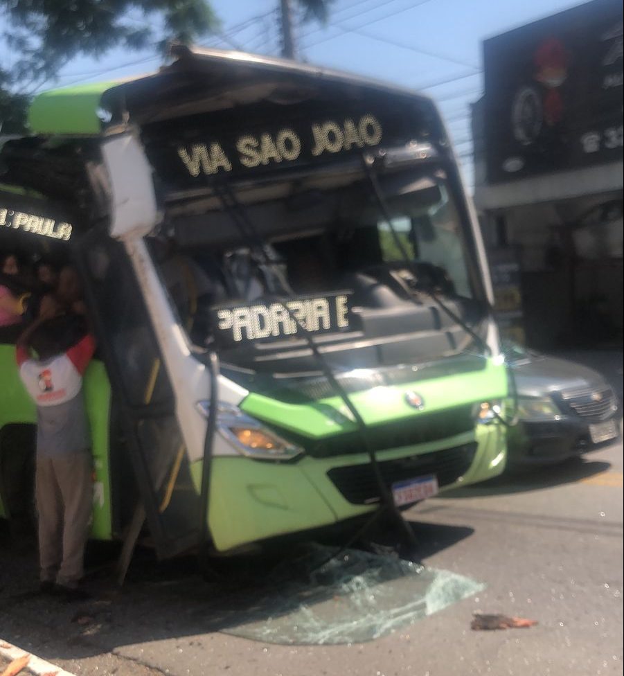 Ônibus bate em árvore e deixa feridos em São José dos Campos