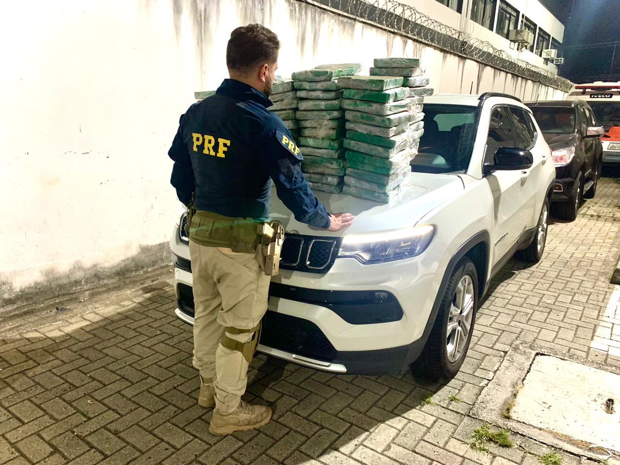PRF apreende quase 200 kg de drogas na Via Dutra em Taubaté