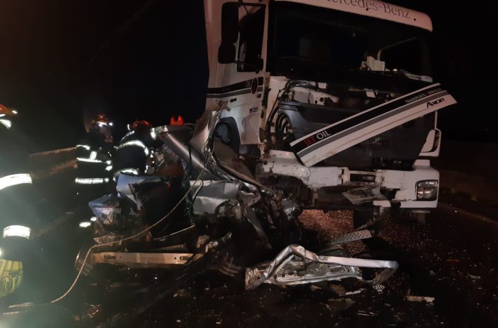 Carro fica esmagado