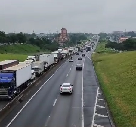 Via Dutra tem manhã de caos