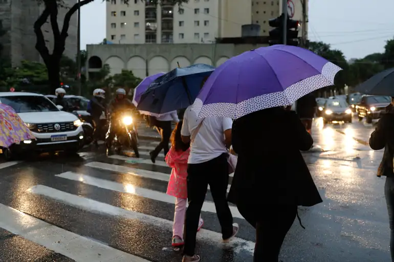 Temperatura despenca no Vale do Paraíba e previsão para os próximos 10 dias é de muita chuva