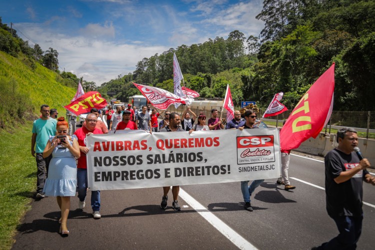 Funcionários da Avibras fecham Rodovia dos Tamoios