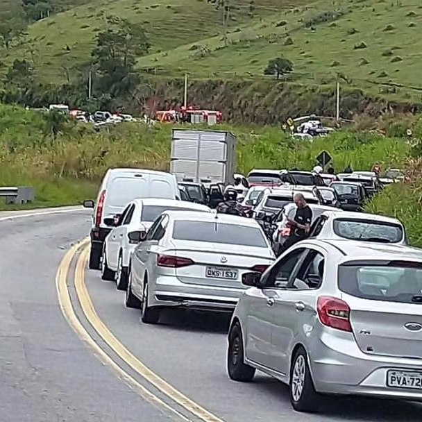 Carro cai em ribanceira na rodovia Oswaldo Cruz