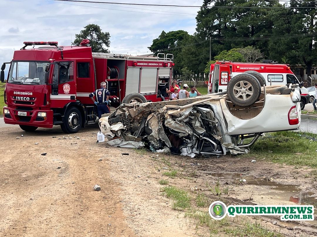 Caminhonete fica destruída ao capotar e deixa mulher ferida em via de Taubaté