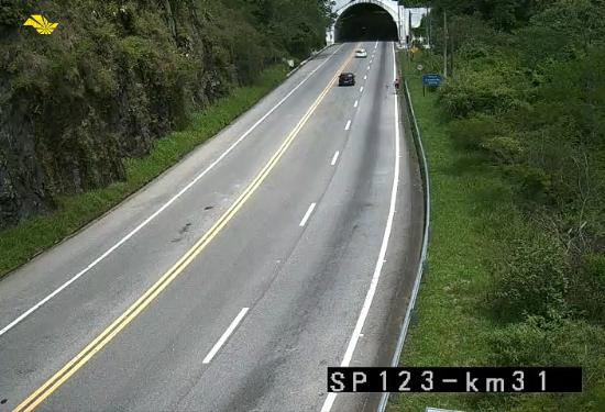 Acidente complica trânsito na serra da Rodovia Oswaldo Cruz. Demais rodovias do Vale do Paraíba têm trânsito intenso sentido litoral 4 CamSP123KM031S2