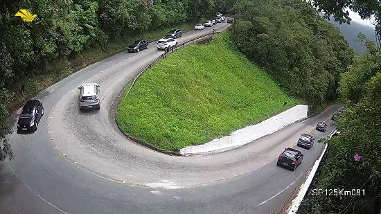Acidente complica trânsito na serra da Rodovia Oswaldo Cruz. Demais rodovias do Vale do Paraíba têm trânsito intenso sentido litoral 1 CamSP125km081S1 1