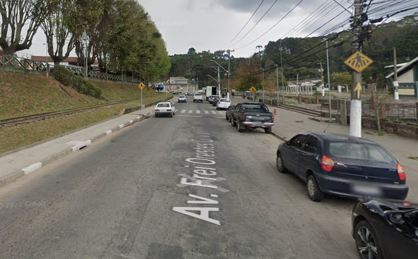 Grave acidente em Campos do Jordão mata motorista e deixa passageira ferido