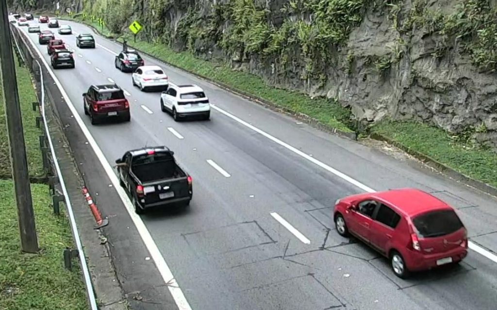 Acidente complica trânsito na serra da Rodovia Oswaldo Cruz. Demais rodovias do Vale do Paraíba têm trânsito intenso sentido litoral 3 Capturar 5 18