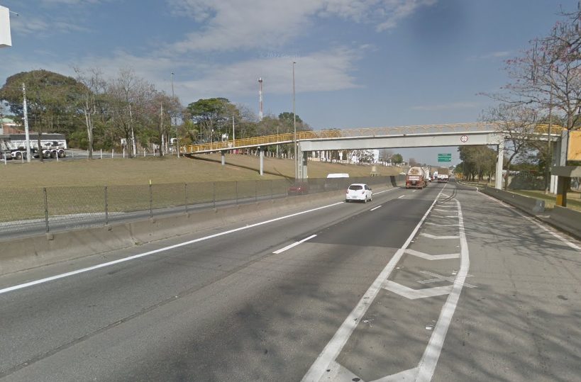 Pedestre é atropelado por motociclista e por carro na Via Dutra em Taubaté e morre. Carro é procurado pela polícia