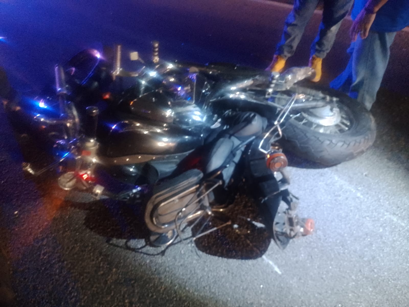 Grave acidente na Via Dutra em São José dos Campos deixa motociclista gravemente ferido e garupa morta