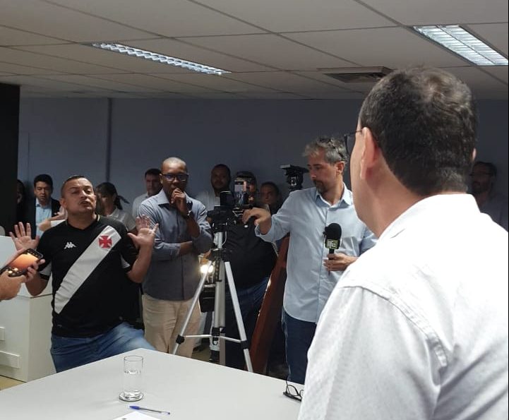 VÍDEO: Encerramento de contrato da Prefeitura com OS gera questionamentos de munícipe e discussão com Prefeito de SJC