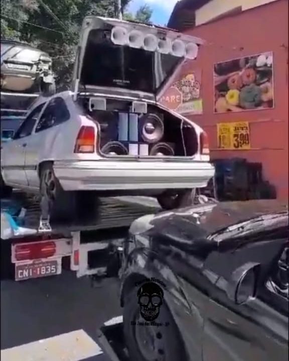 VÍDEO: PM acaba com “pancadão” em São José dos Campos, prende uma pessoa em saidinha temporária e apreende cinco veículos