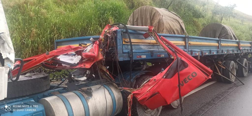 Caos na Dutra: Carreta atravessa mureta atinge outro caminhão e interdita Via Dutra em Lavrinhas. Outros acidentes complicaram o trânsito na rodovia