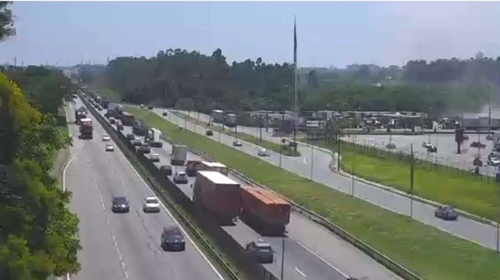 Acidente complica trânsito na serra da Rodovia Oswaldo Cruz. Demais rodovias do Vale do Paraíba têm trânsito intenso sentido litoral 2 WhatsApp Image 2023 12 28 at 11.07.18