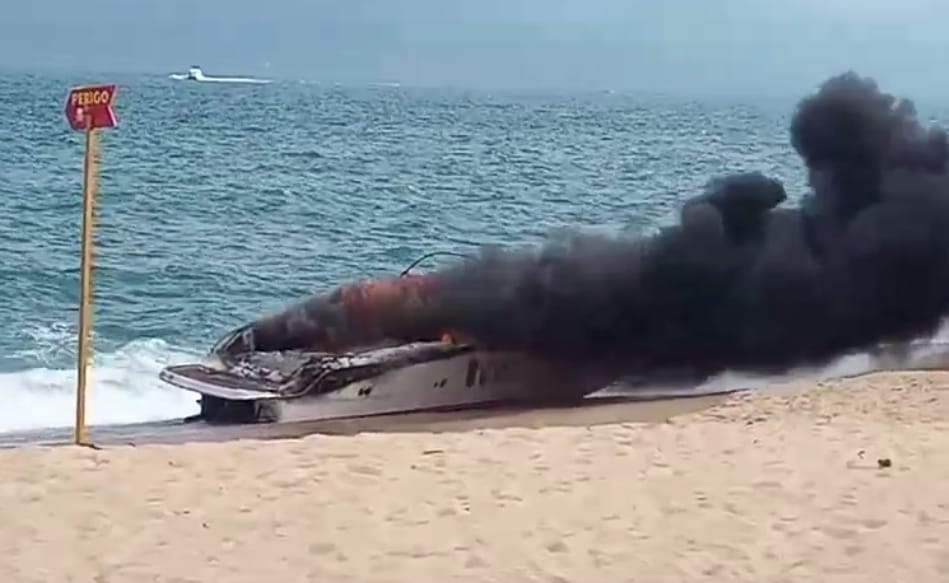 Lancha com 11 pessoas pega fogo em Caraguatatuba e duas pessoas ficam feridas