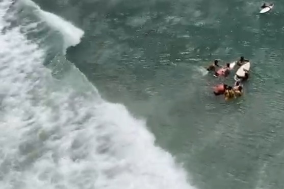VÍDEO: Idoso e mais três pessoas são salvos em Ubatuba por guarda-vidas lançados ao mar pelo Helicóptero Águia