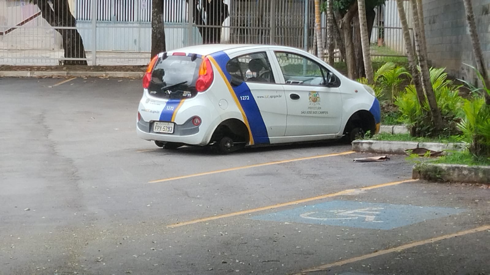 Cadê a segurança? Carro da Prefeitura de São José dos Campos tem rodas furtadas dentro de UBS