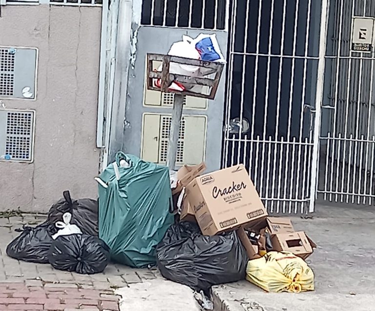Lixo toma conta das ruas de São José dos Campos e causa reclamação de moradores