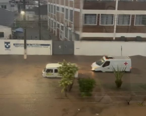 Temporal em Taubaté causa alagamentos