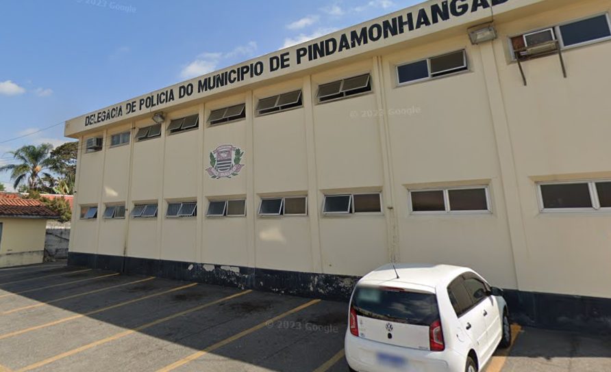 Homem morre alvejado por tiros em frente a casa da irmã Pinda
